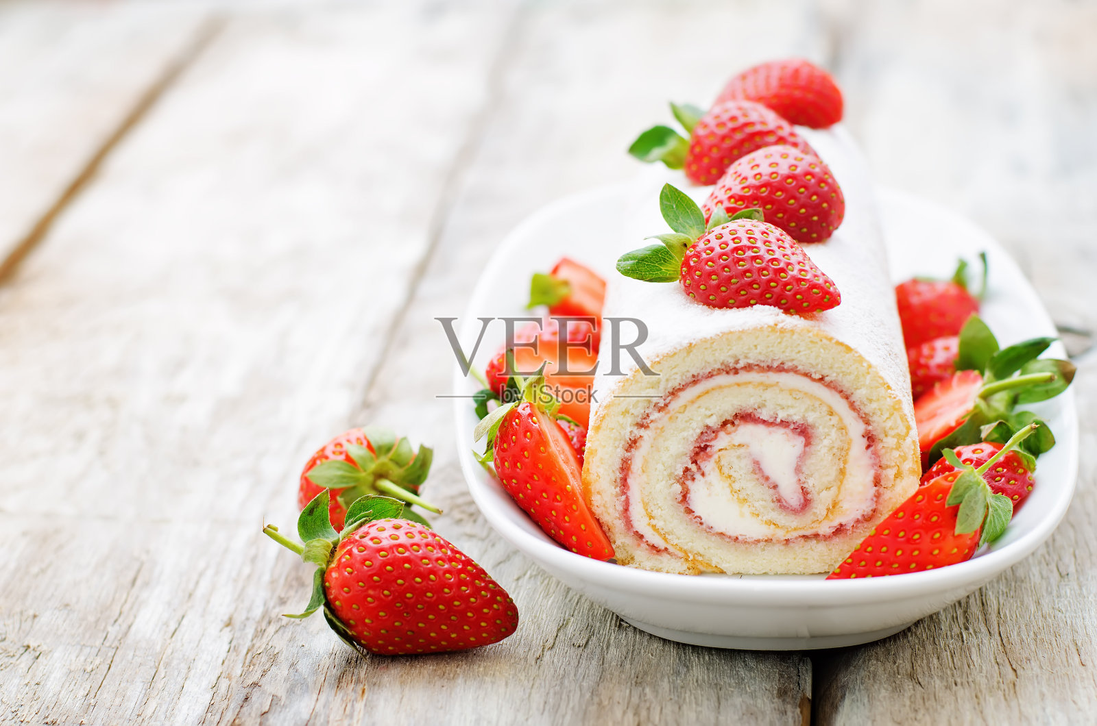 草莓和奶油芝士蛋糕卷照片摄影图片