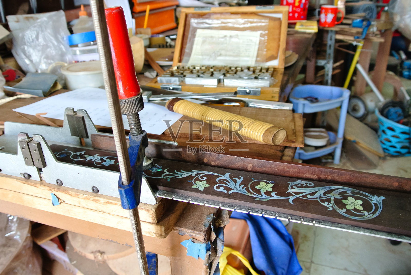 制作吉他，锯指板和工具，制琴师照片摄影图片