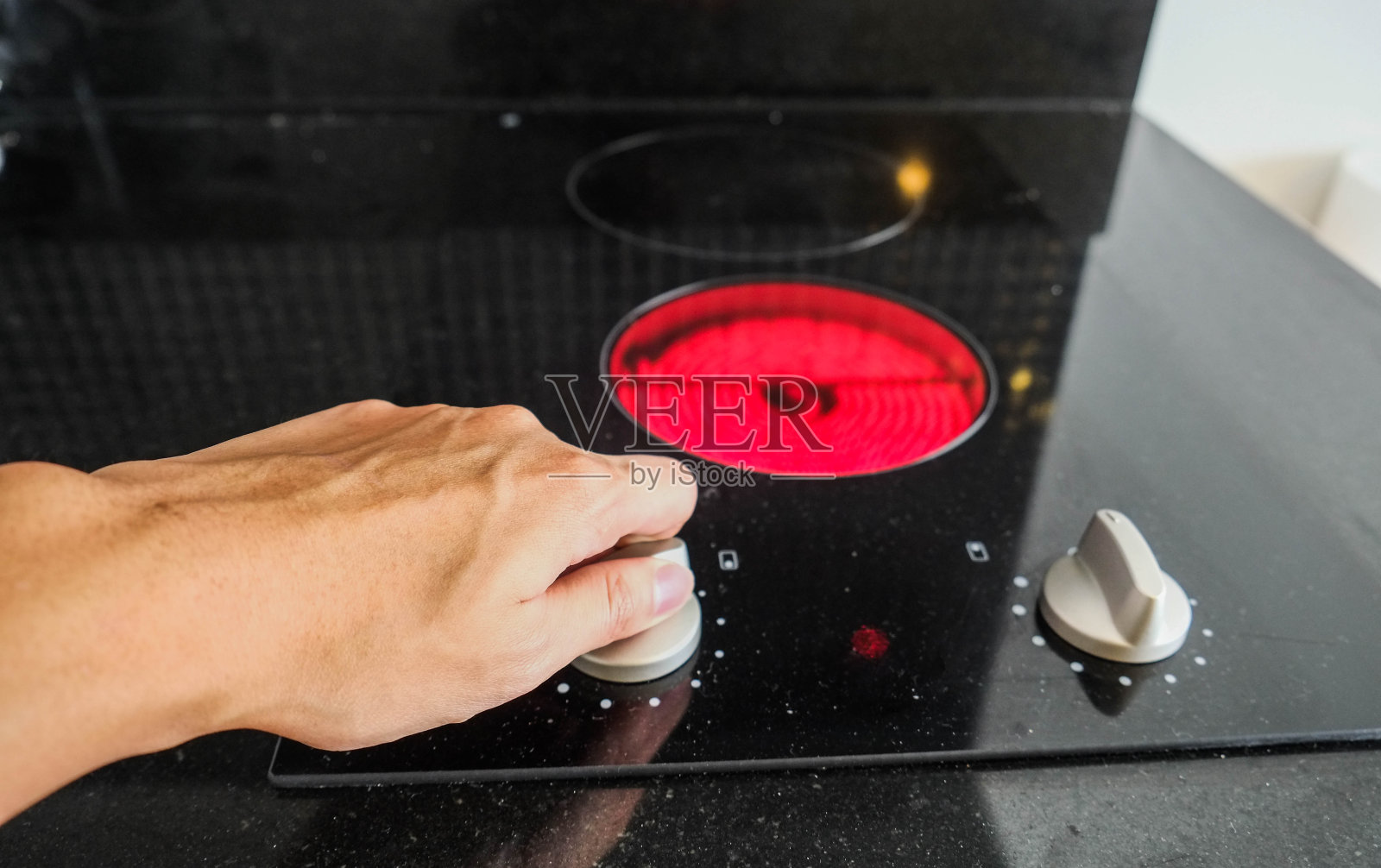 手动打开炉子照片摄影图片