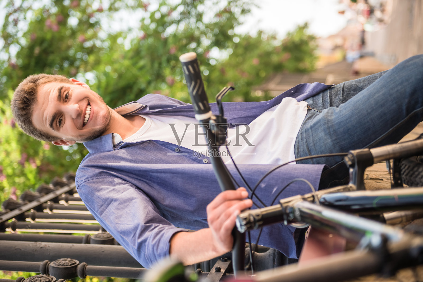 自行车上的男孩照片摄影图片