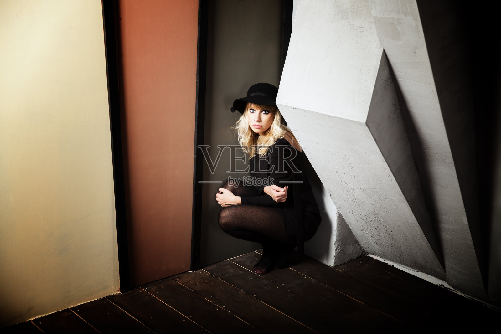 戴着帽子的漂亮年轻女子照片摄影图片