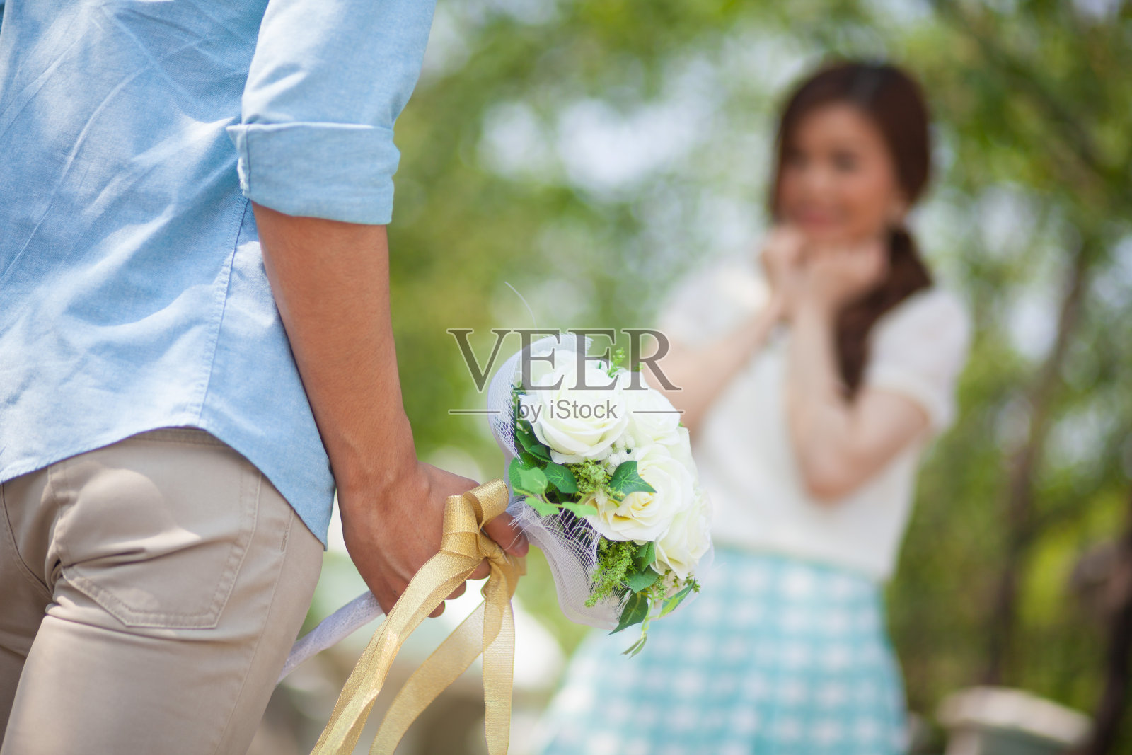 男人准备送花给女朋友照片摄影图片
