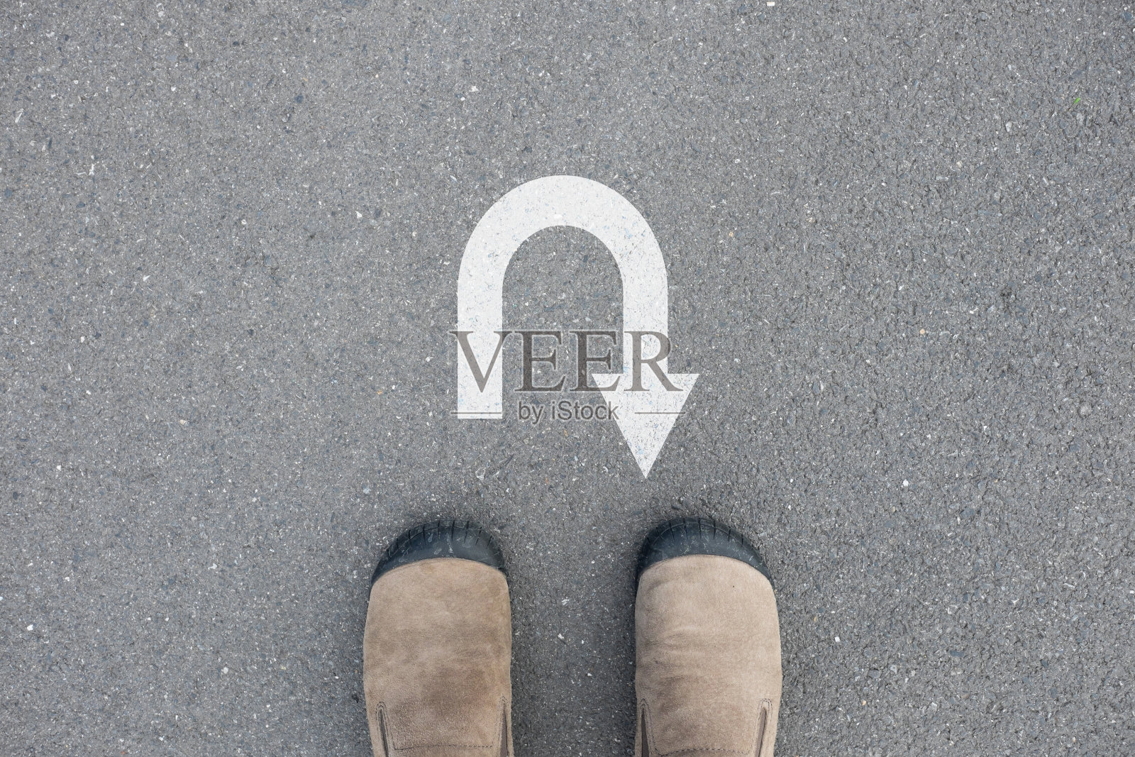棕色麂皮鞋站在U型转弯标志前照片摄影图片