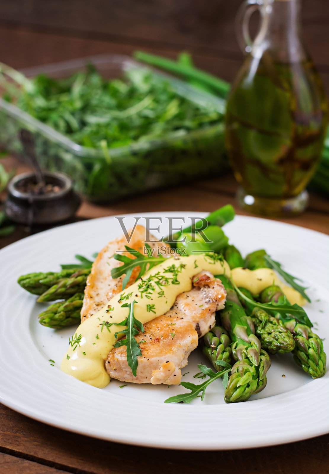 烤鸡配芦笋和香草照片摄影图片