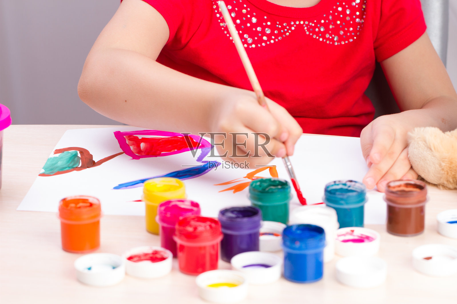这个女孩用颜料画了一幅画照片摄影图片