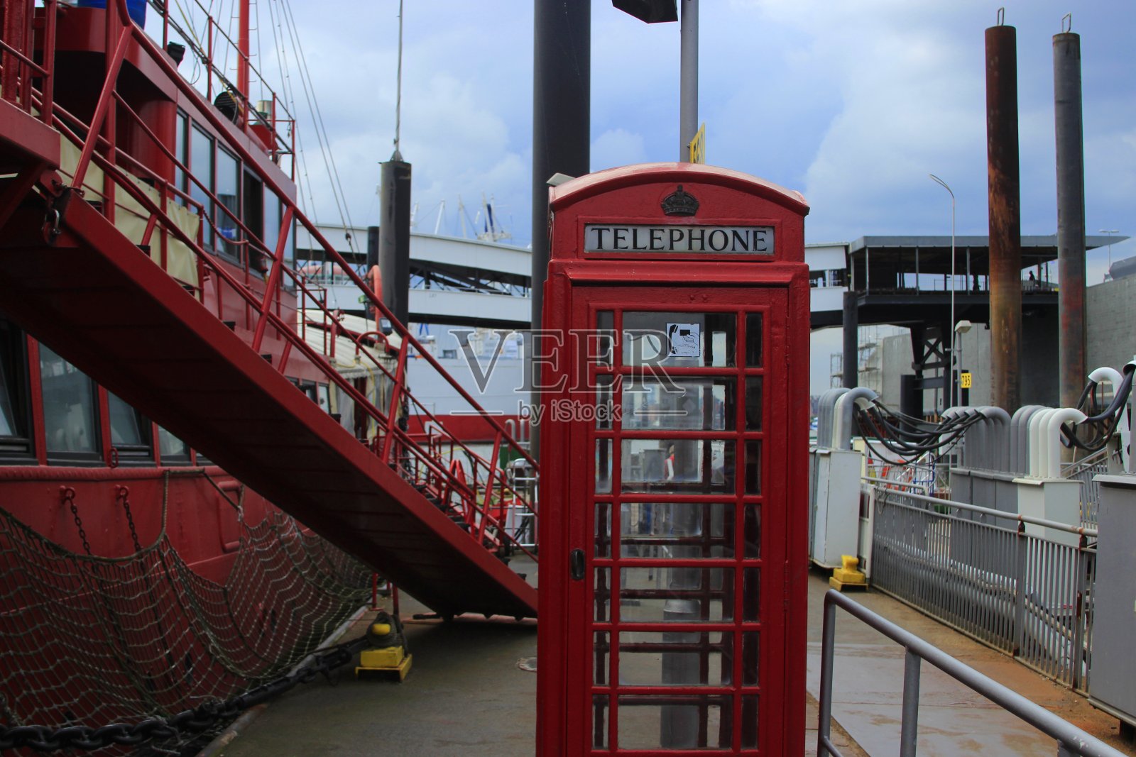 汉堡港旁的公共电话照片摄影图片