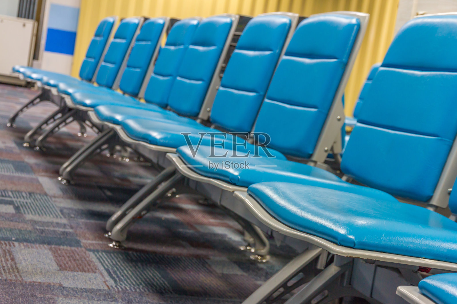 坐在一排排的椅子上。照片摄影图片