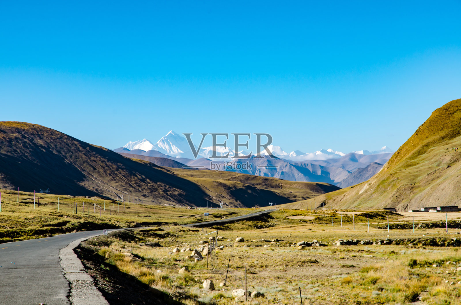通往西藏珠穆朗玛峰的道路照片摄影图片