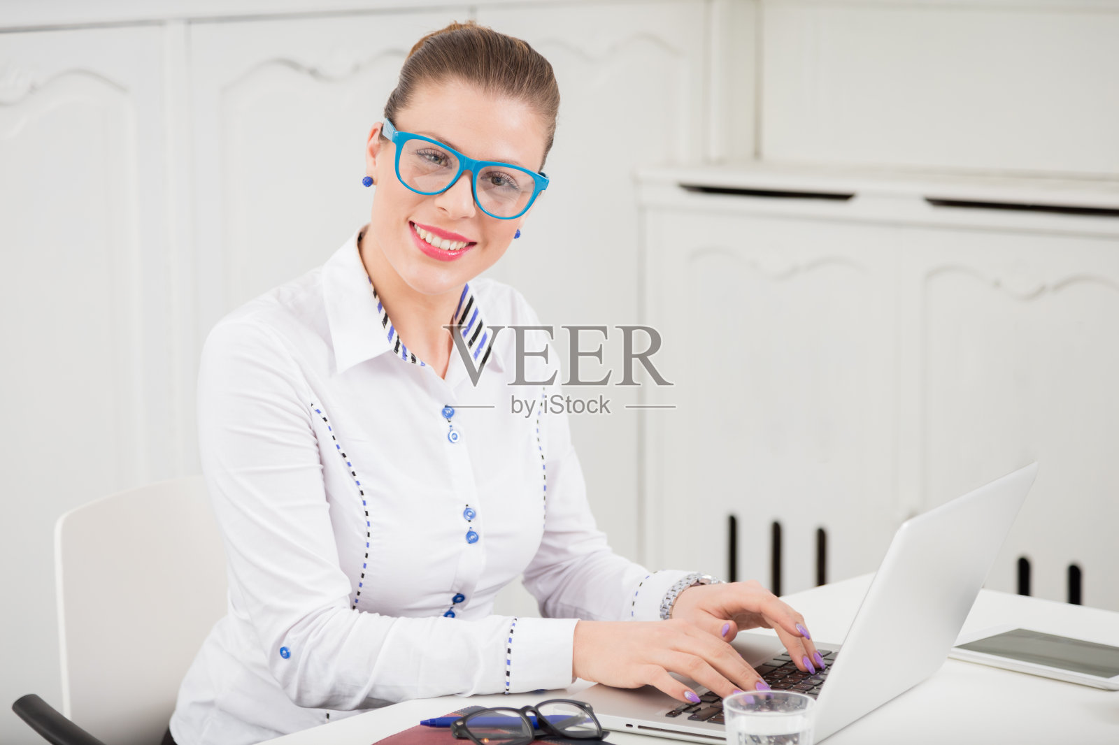 办公桌旁的女商人照片摄影图片