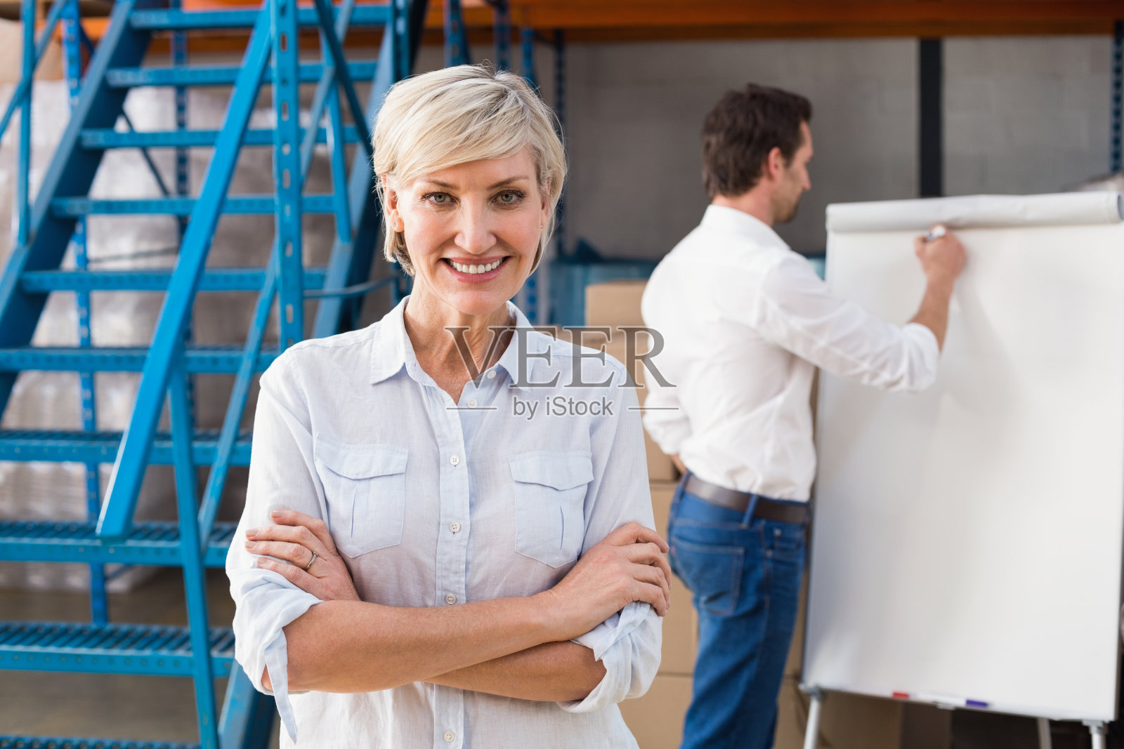 仓库经理对着镜头微笑照片摄影图片