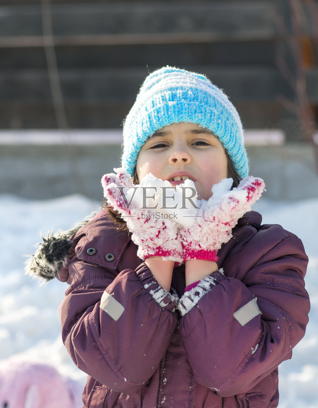 小女孩在玩雪照片摄影图片