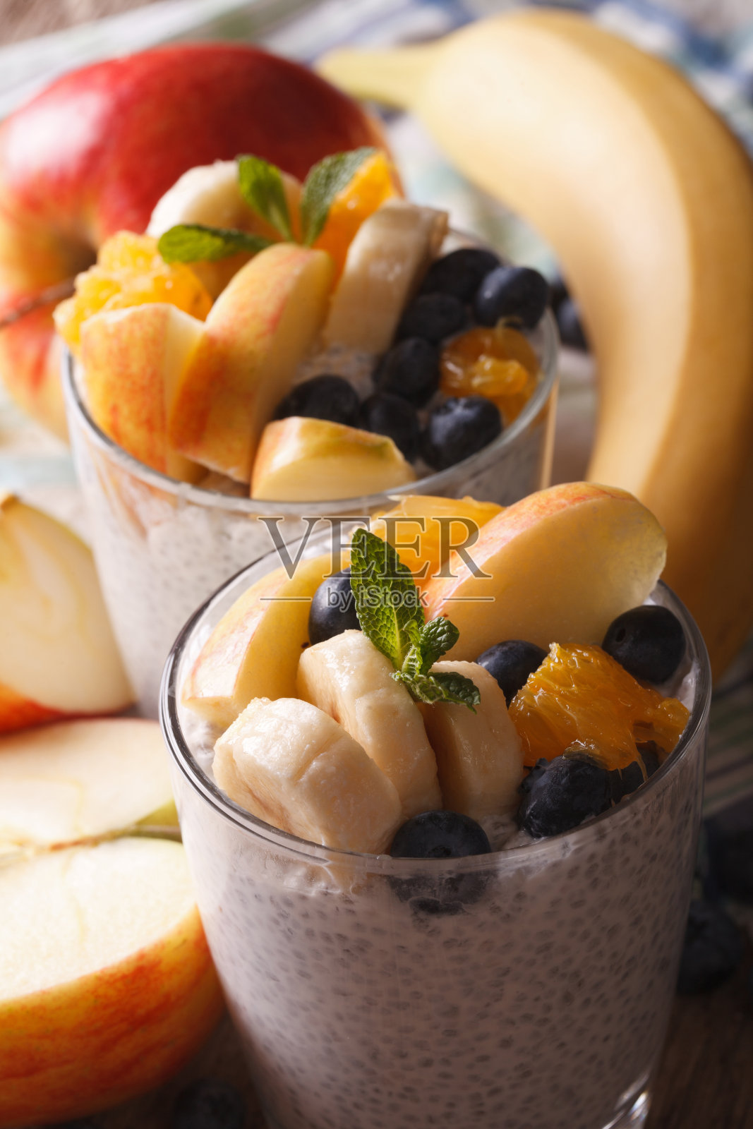 富含水果、牛奶和奇亚籽的维生素甜点。垂直照片摄影图片