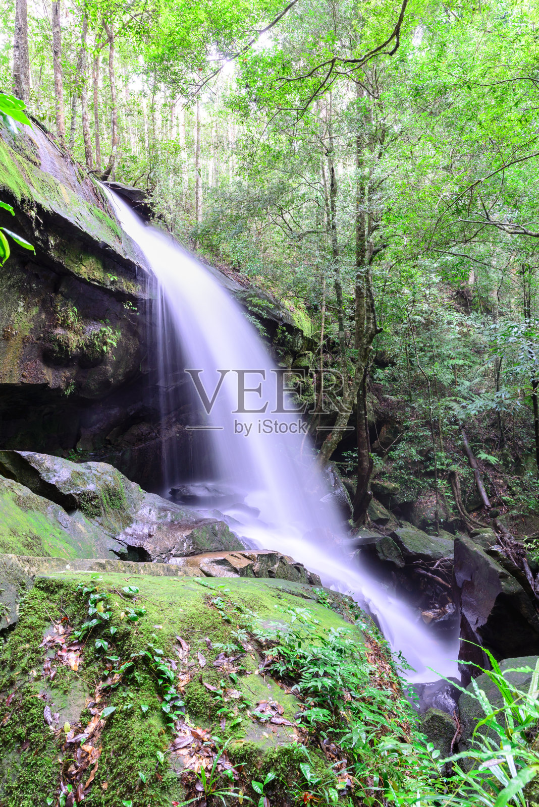 泰国罗依府克拉杜昂国家公园的Tham Yai瀑布，照片摄影图片