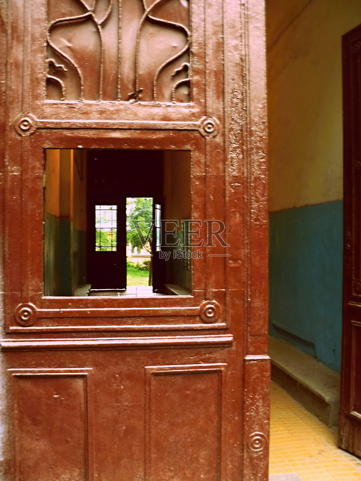 背景是一扇旧门照片摄影图片