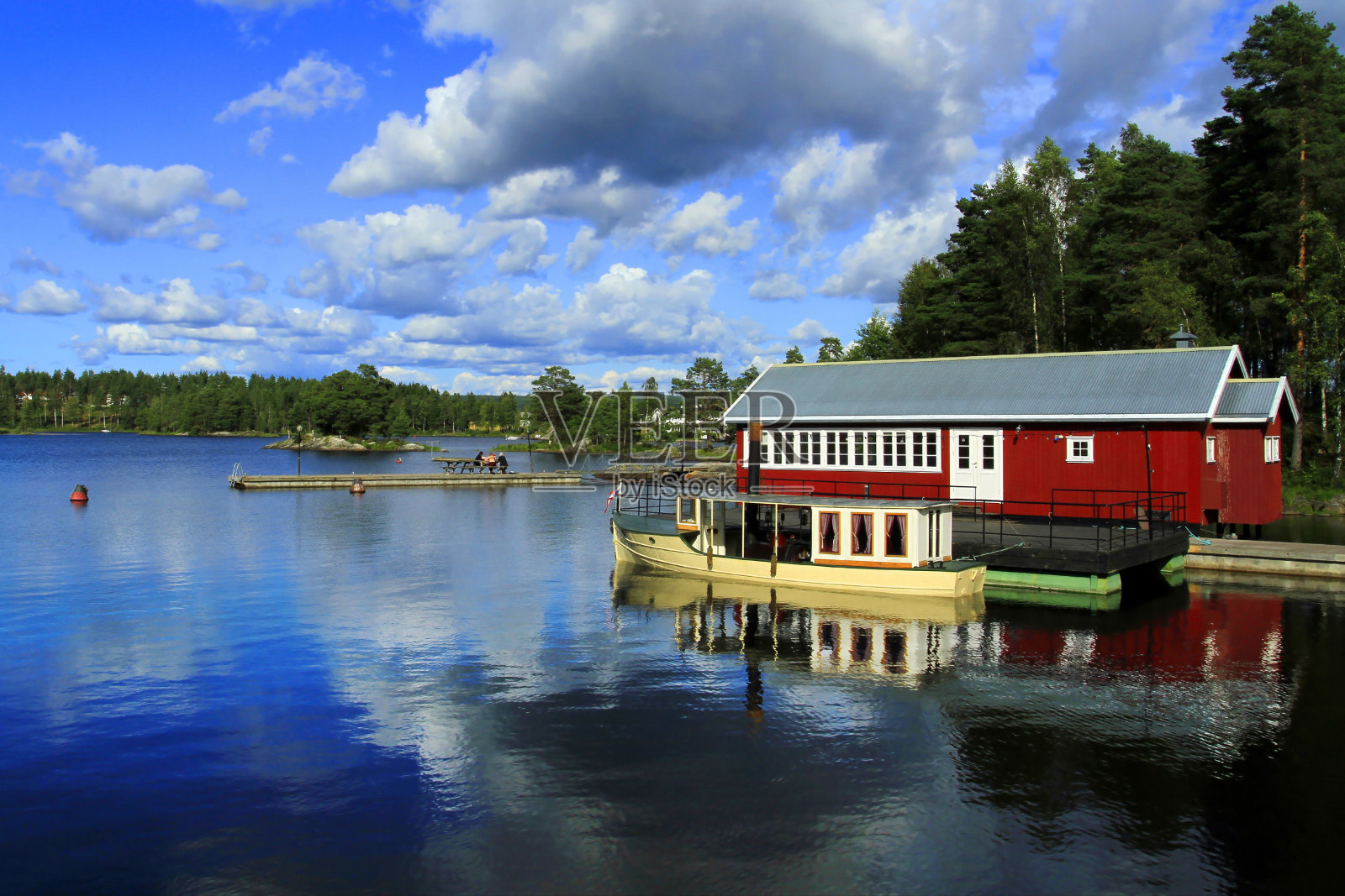 挪威的森林湖，罗浮敦的rorbu照片摄影图片