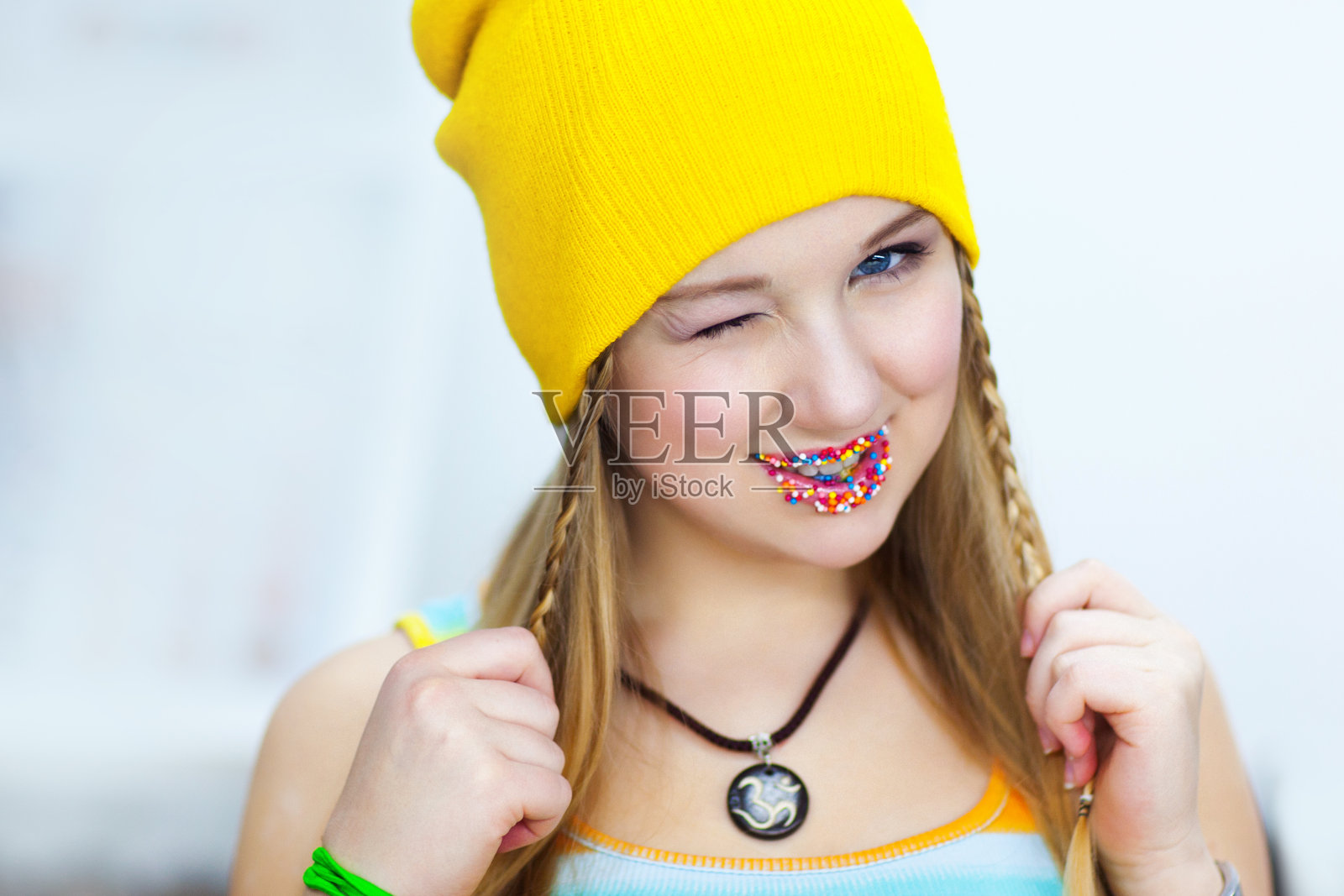 那个嘴唇上挂着复活节糖果的女孩眨了眨眼睛照片摄影图片