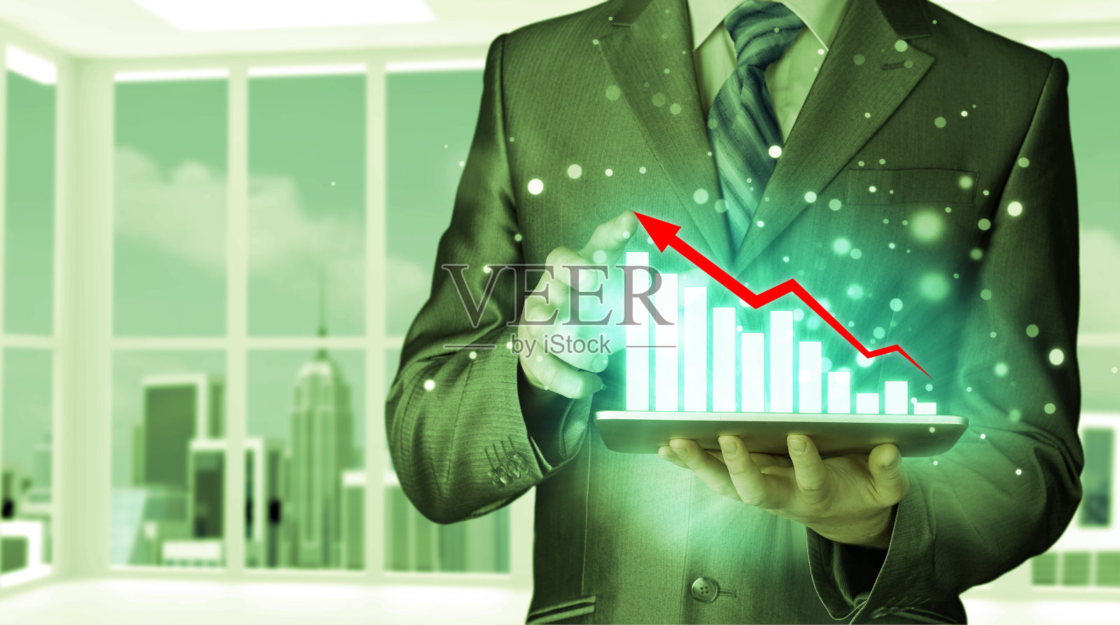 商人使用平板电脑处理财务数据照片摄影图片