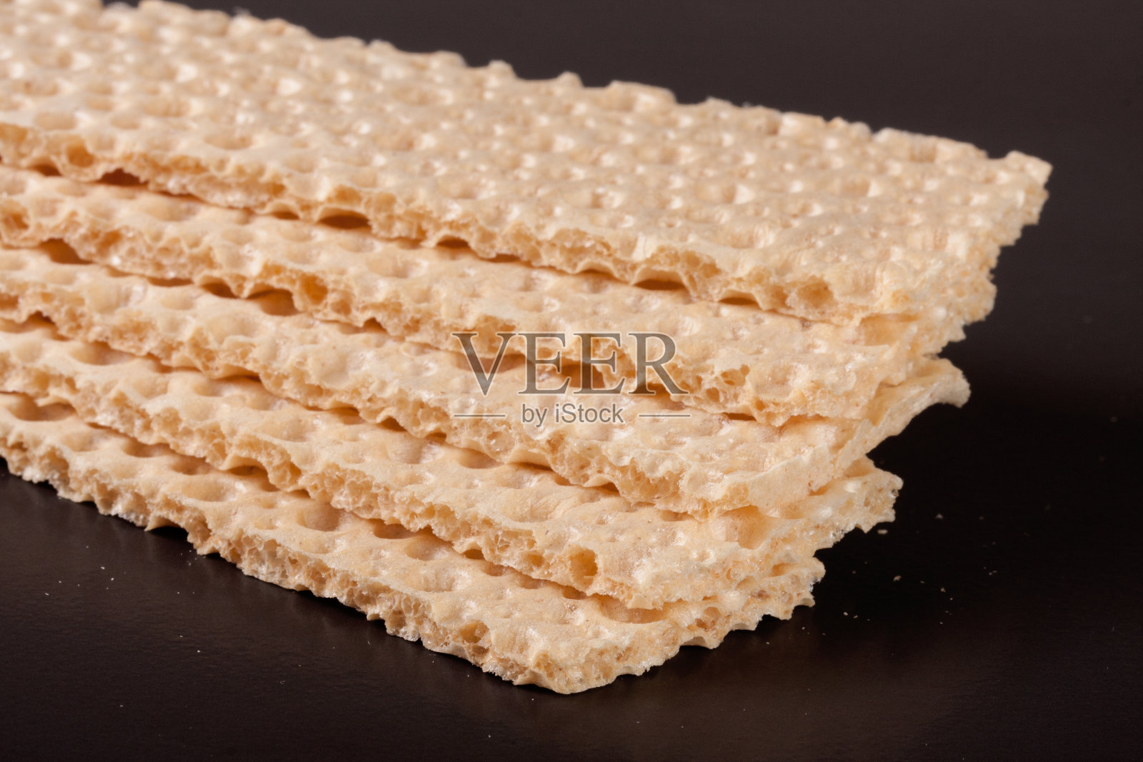 谷物脆饼孤立在白色背景上照片摄影图片