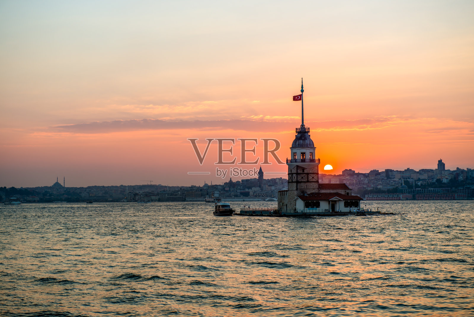 日落时分，土耳其伊斯坦布尔的Kiz kulesi塔照片摄影图片