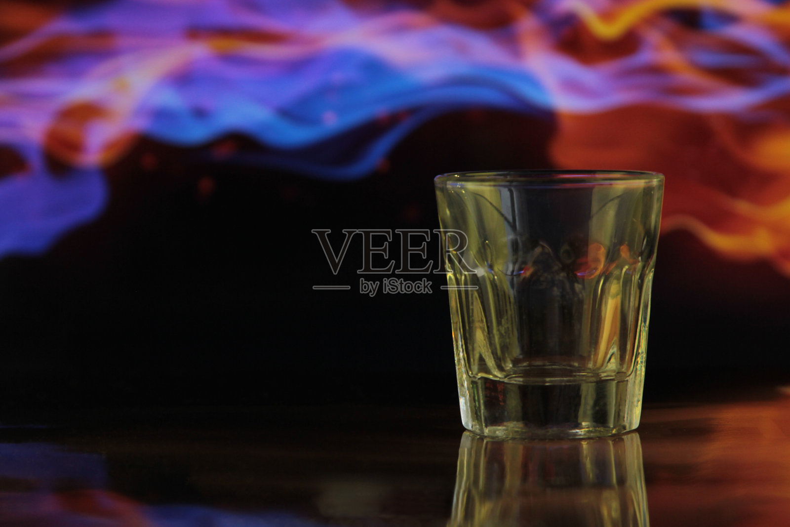 短杯，蓝色火焰照片摄影图片