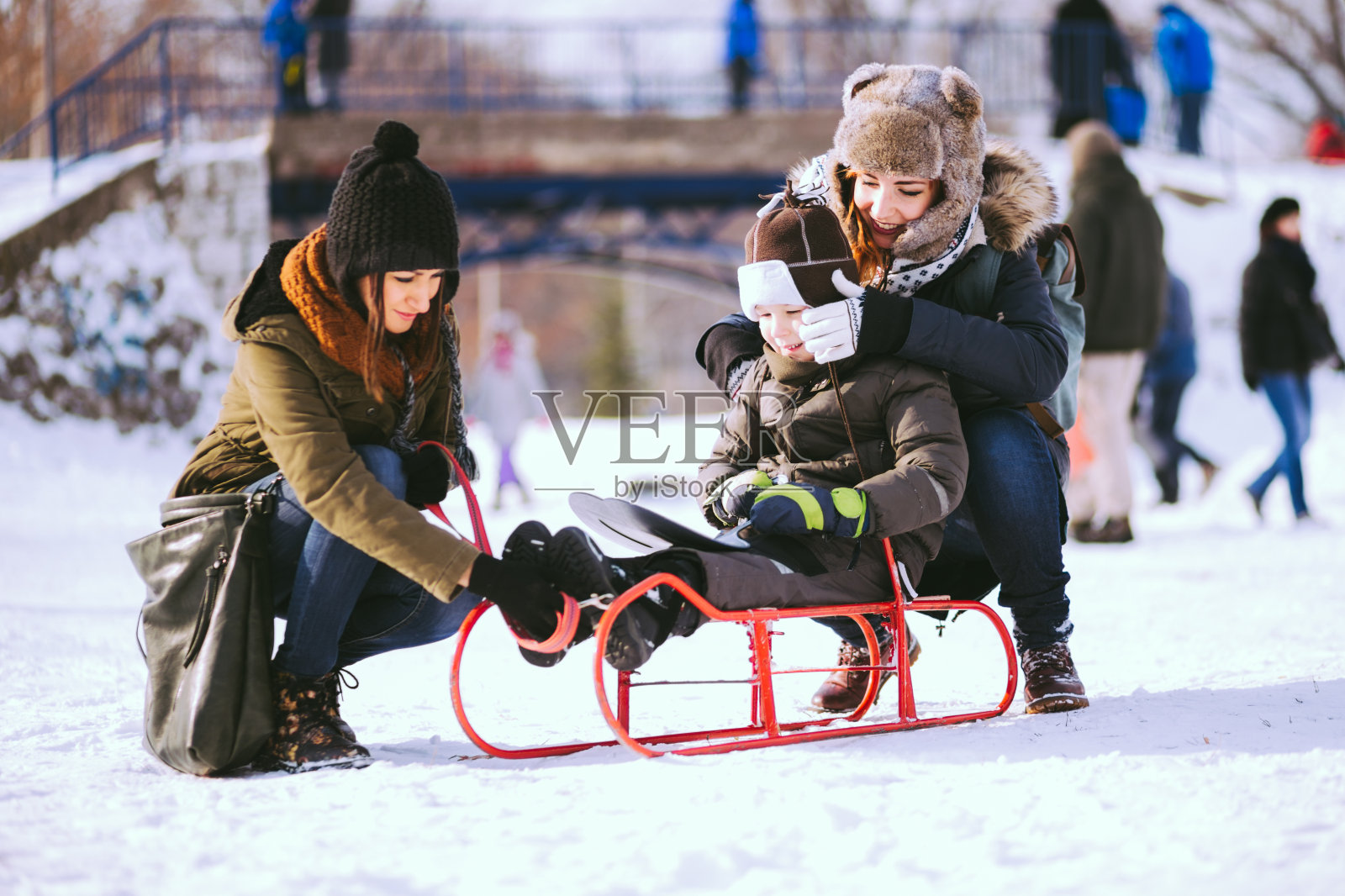 快乐Famil下雪照片摄影图片
