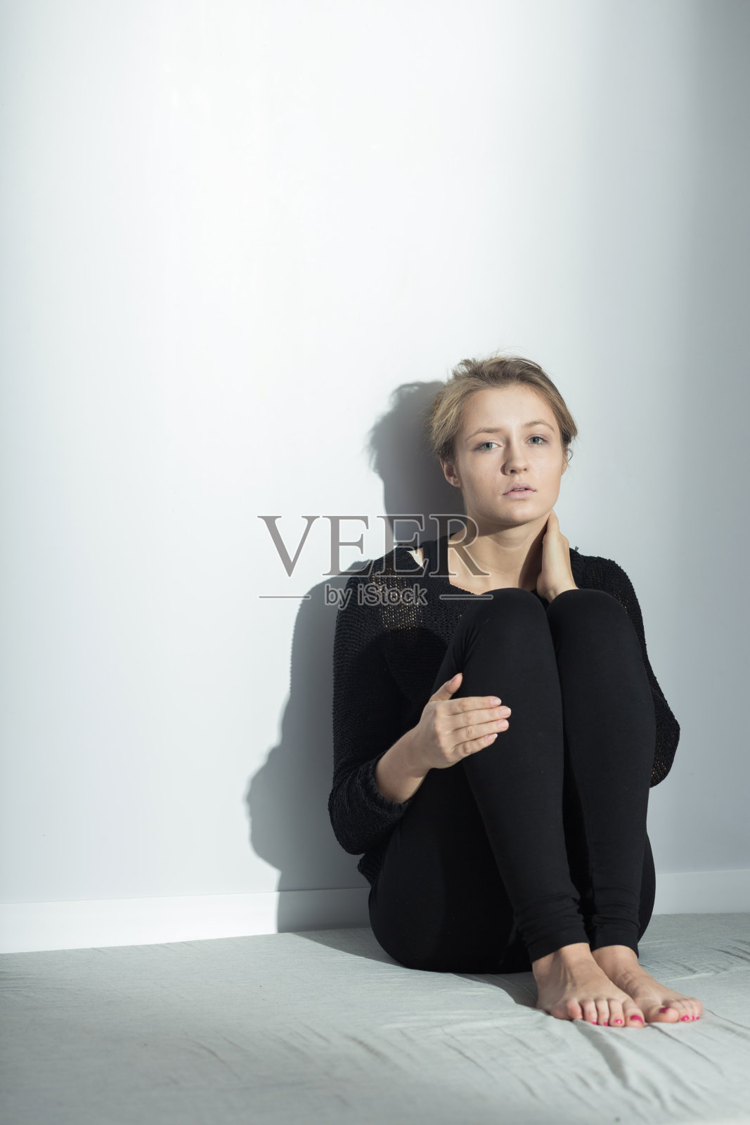 患有厌食症和抑郁症的女孩照片摄影图片