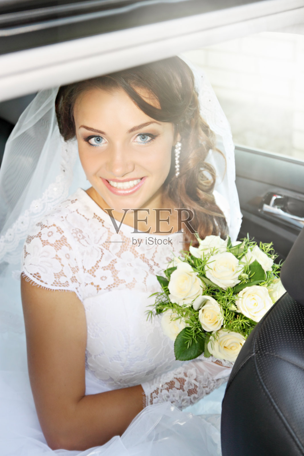 车里幸福的新娘照片摄影图片