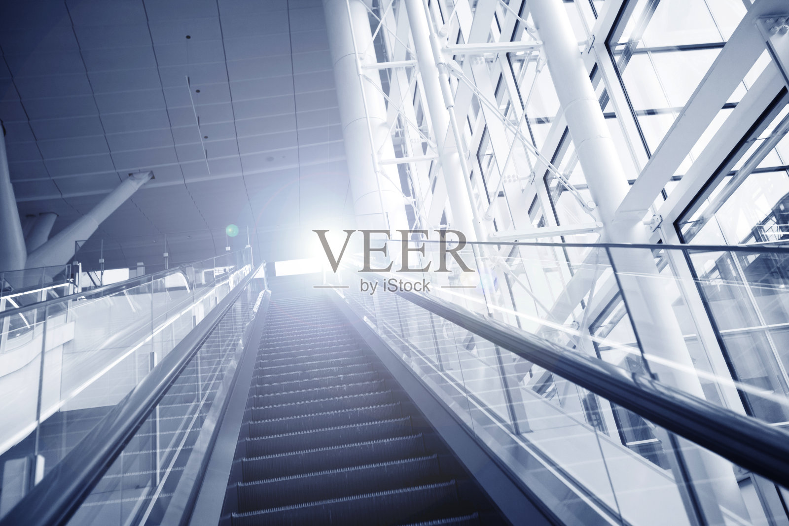 通往光明的自动扶梯照片摄影图片