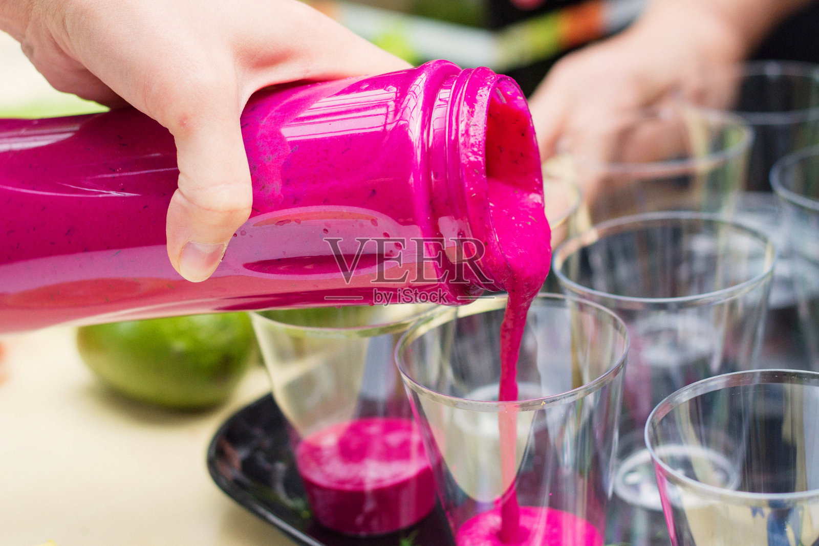 新鲜的粉红色水果和蔬菜冰沙照片摄影图片