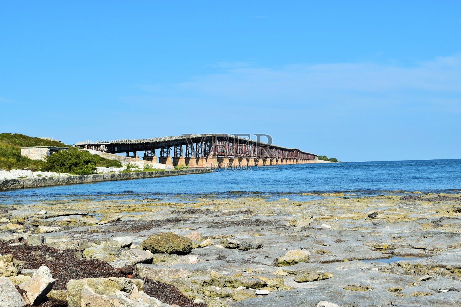 海上的旧桥照片摄影图片