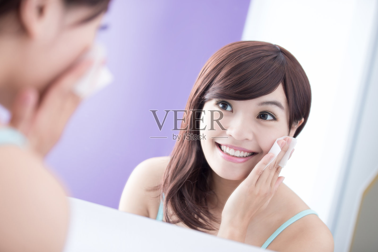 微笑女人卸妆照片摄影图片