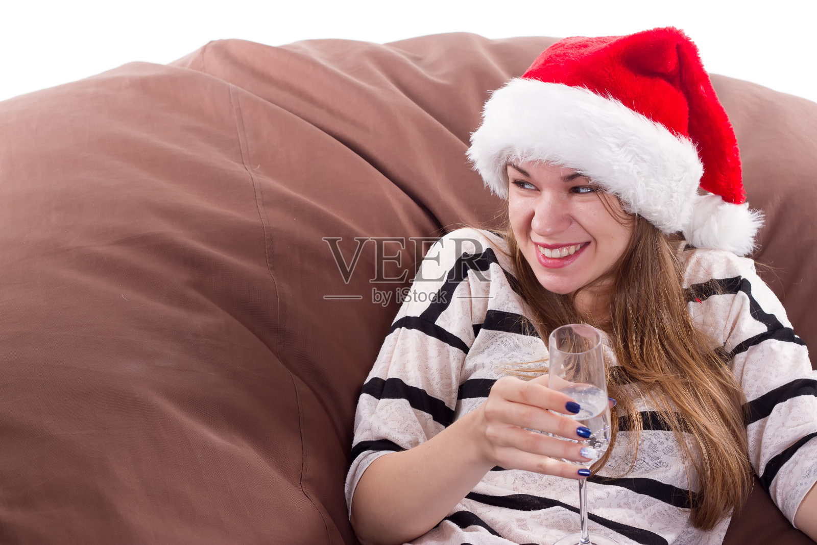 戴着圣诞老人帽，拿着香槟的女孩照片摄影图片