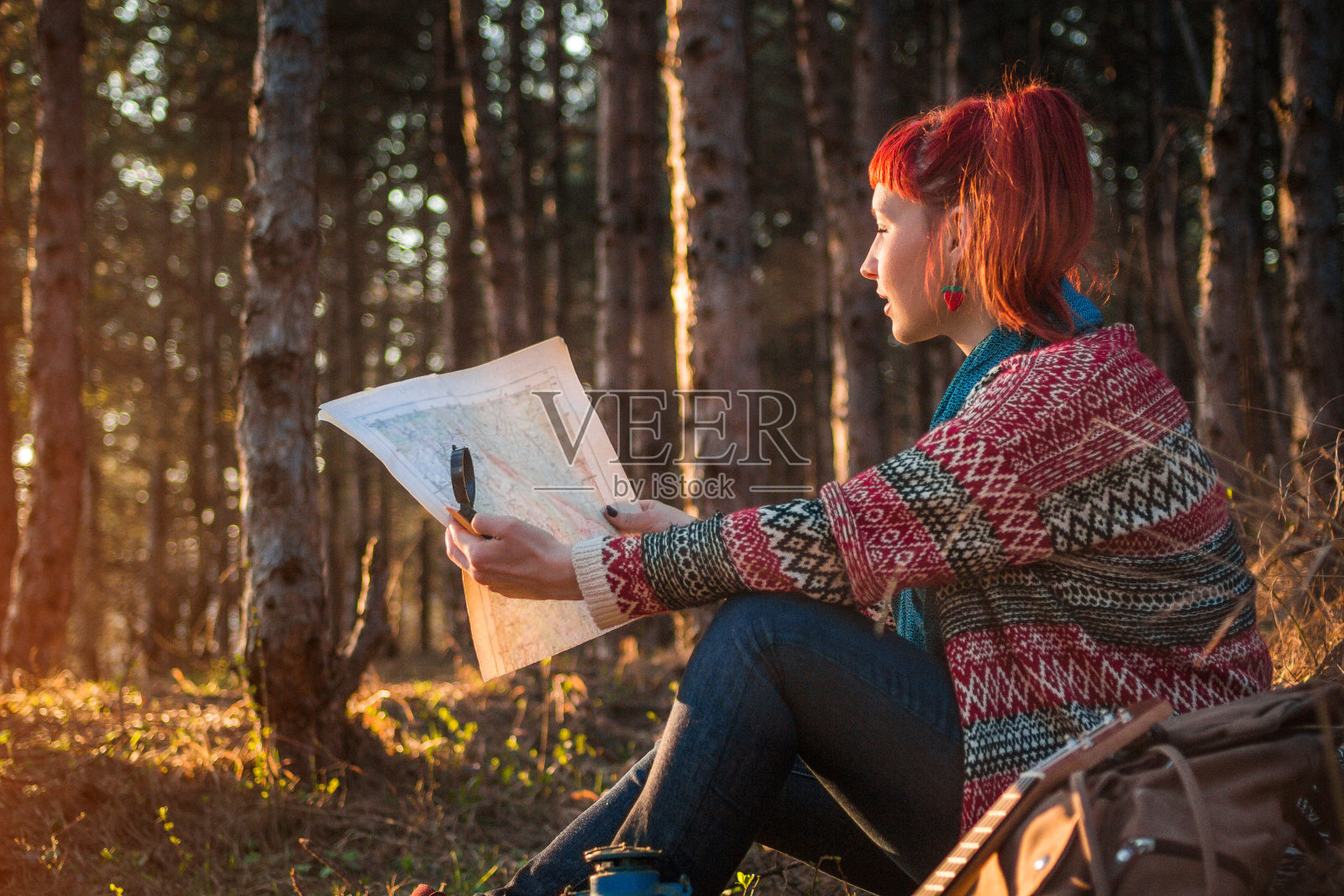 女徒步旅行者在散步后休息照片摄影图片