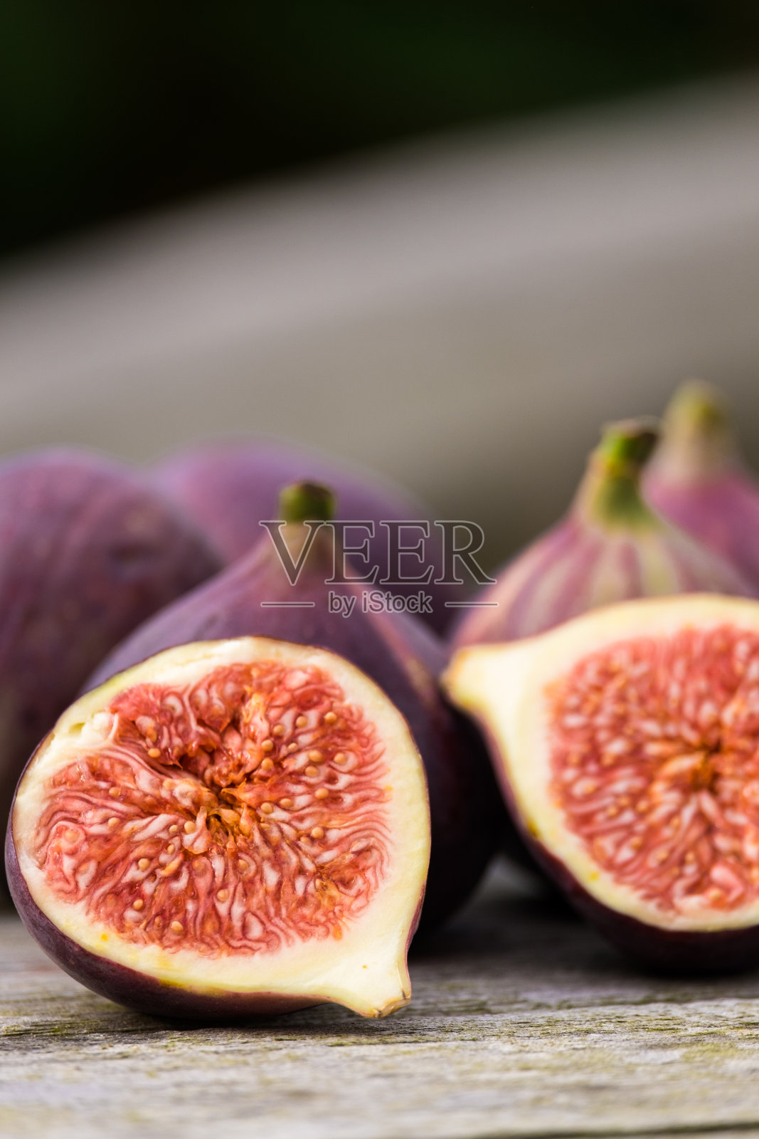 外面的木桌上放着无花果。照片摄影图片