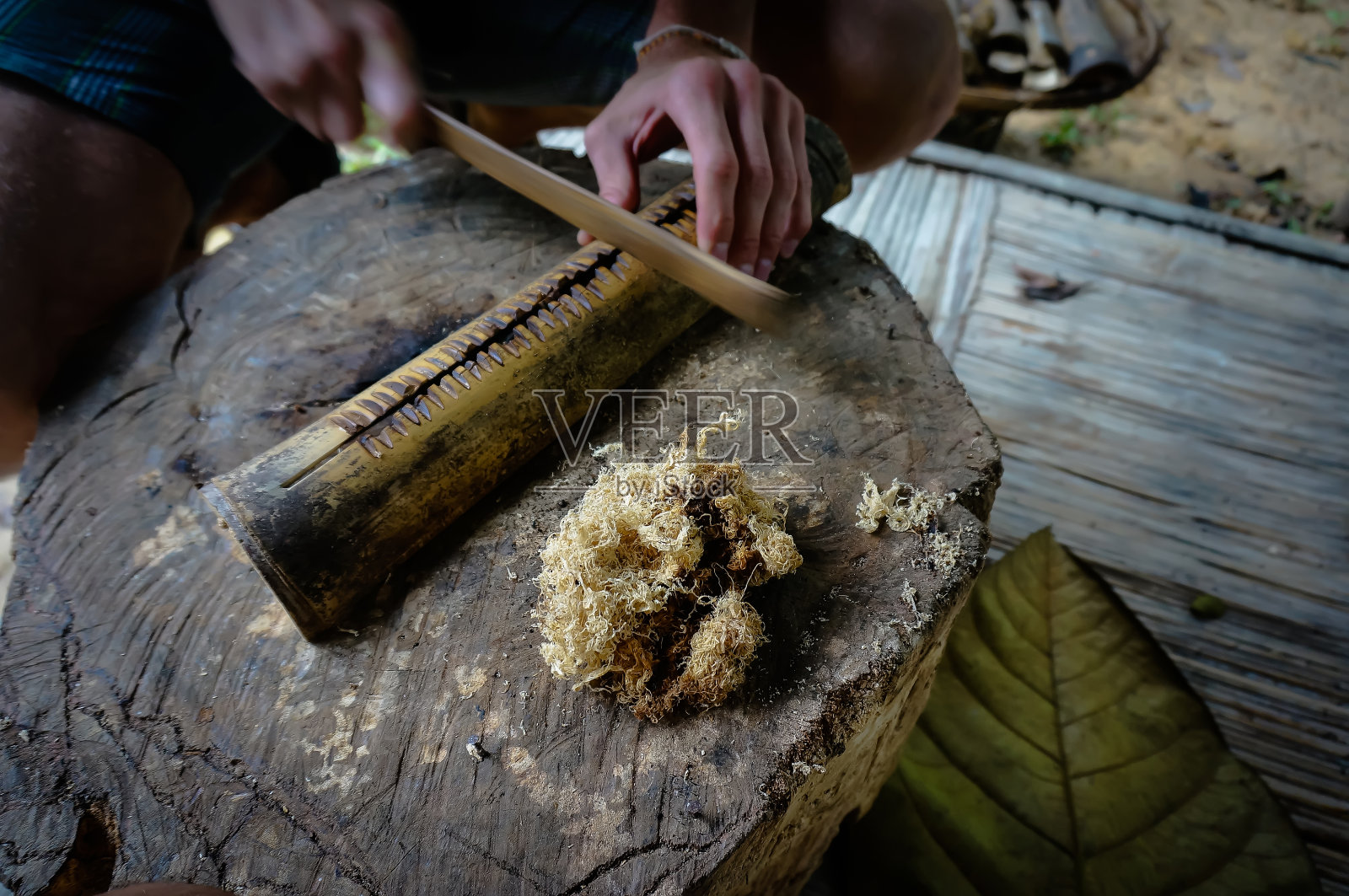 男人使火照片摄影图片