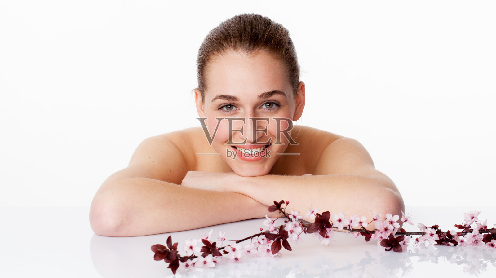 快乐美丽的女孩摆出自然美和纵容的治疗照片摄影图片