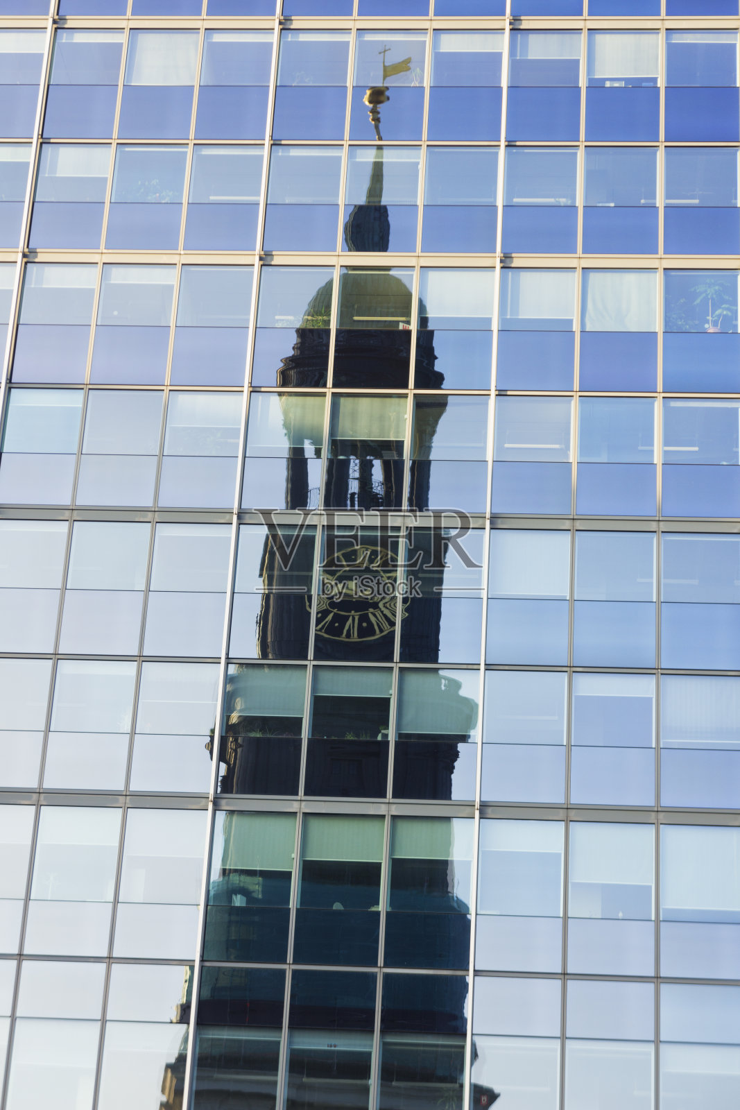 德国汉堡米歇尔教堂塔的倒影照片摄影图片