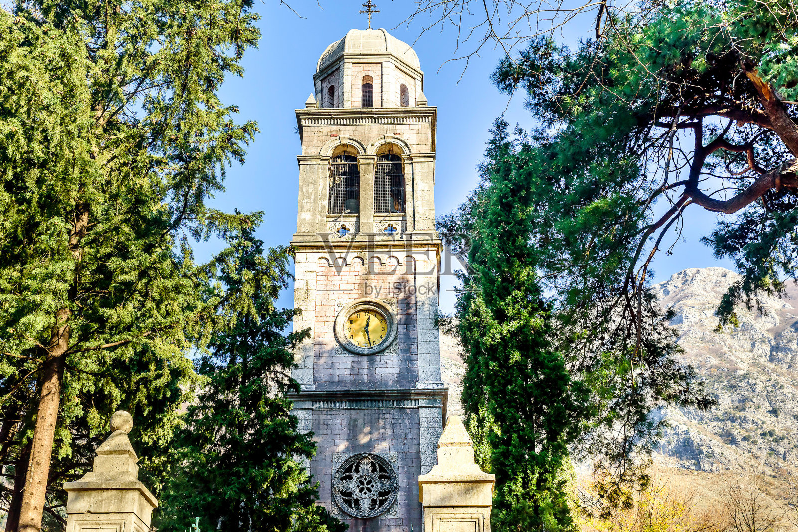 黑山里桑的圣彼得和保罗教堂照片摄影图片