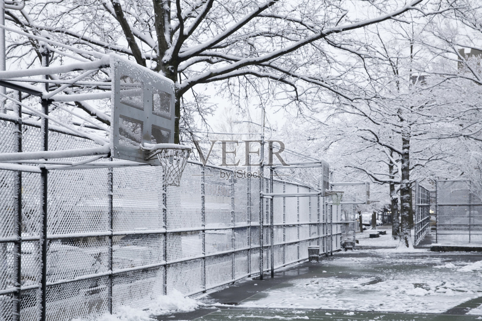 下雪天的纽约篮球场照片摄影图片