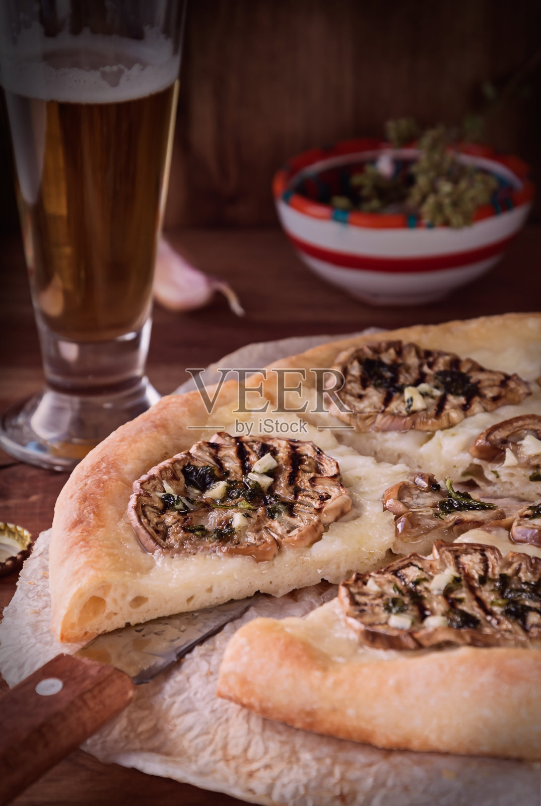 自制披萨配马苏里拉奶酪和茄子照片摄影图片