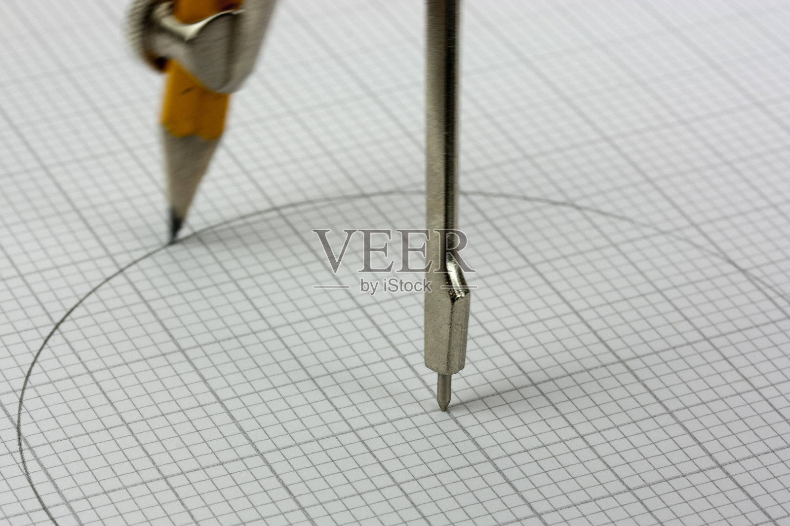 在坐标纸上靠近指南针照片摄影图片