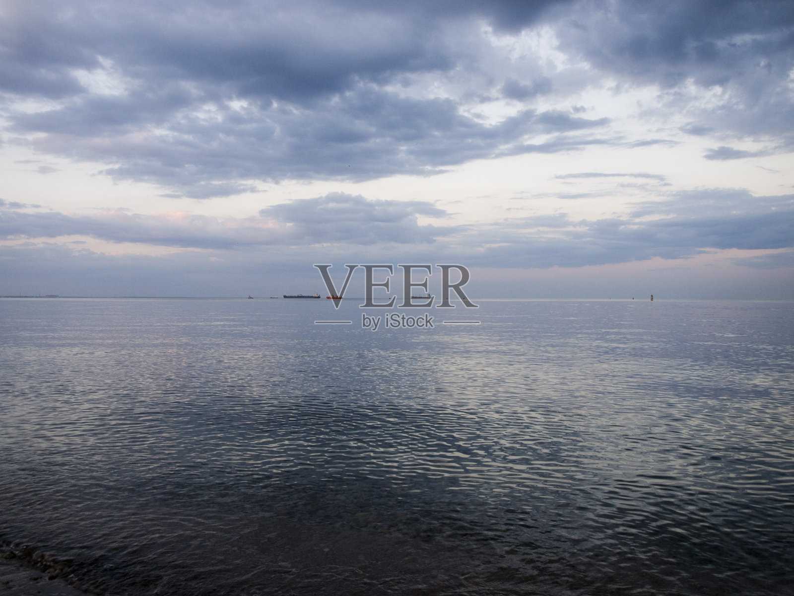 晚上在克里米亚费奥多西亚的海滩上。照片摄影图片