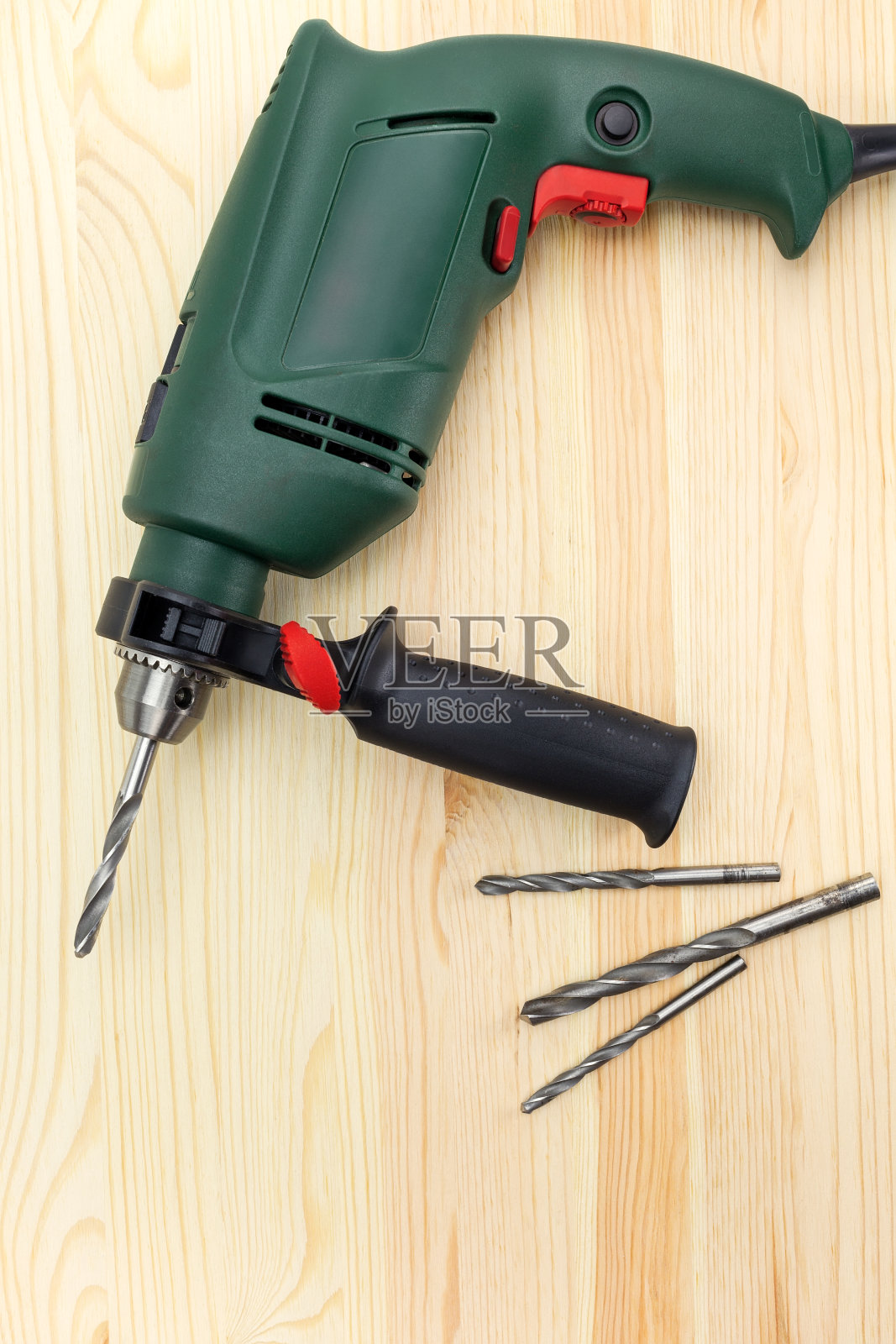 钻机在木桌上照片摄影图片