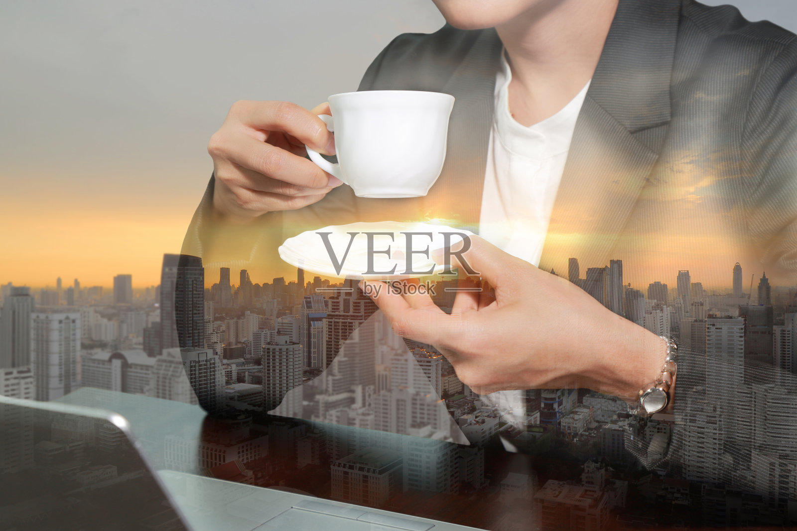 双重曝光的女商人喝咖啡和日出照片摄影图片