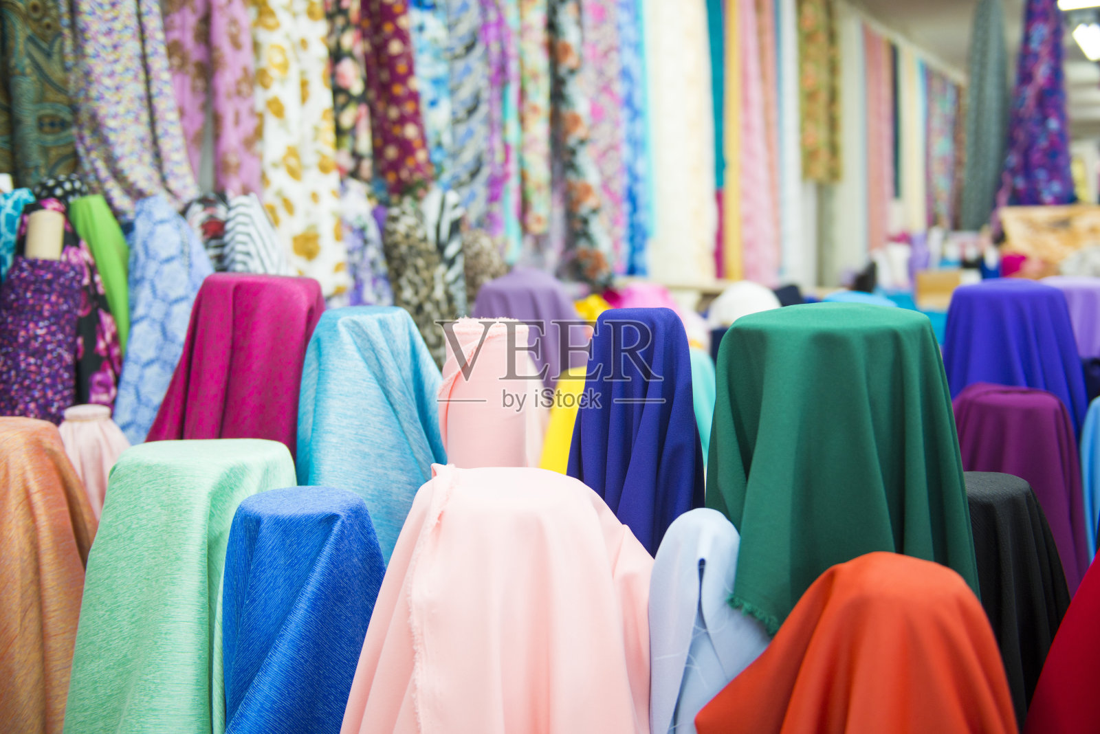 各种颜色的织物和纺织品在商店出售照片摄影图片