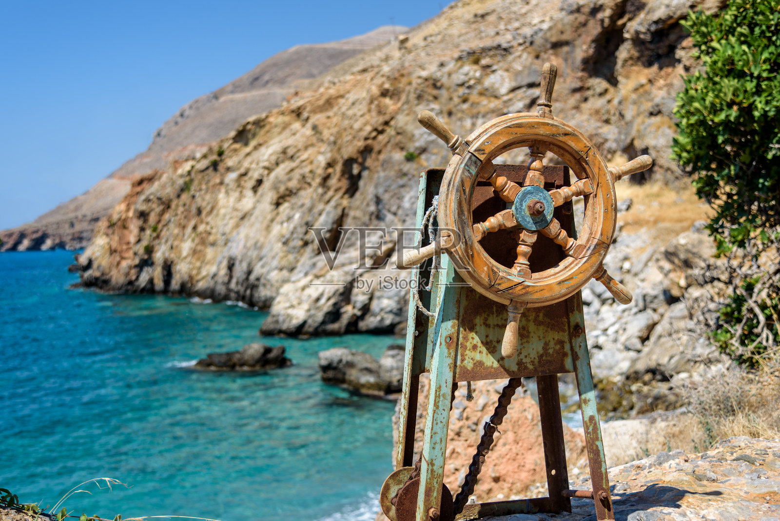 旧的船舶操舵机构位于岩石上照片摄影图片