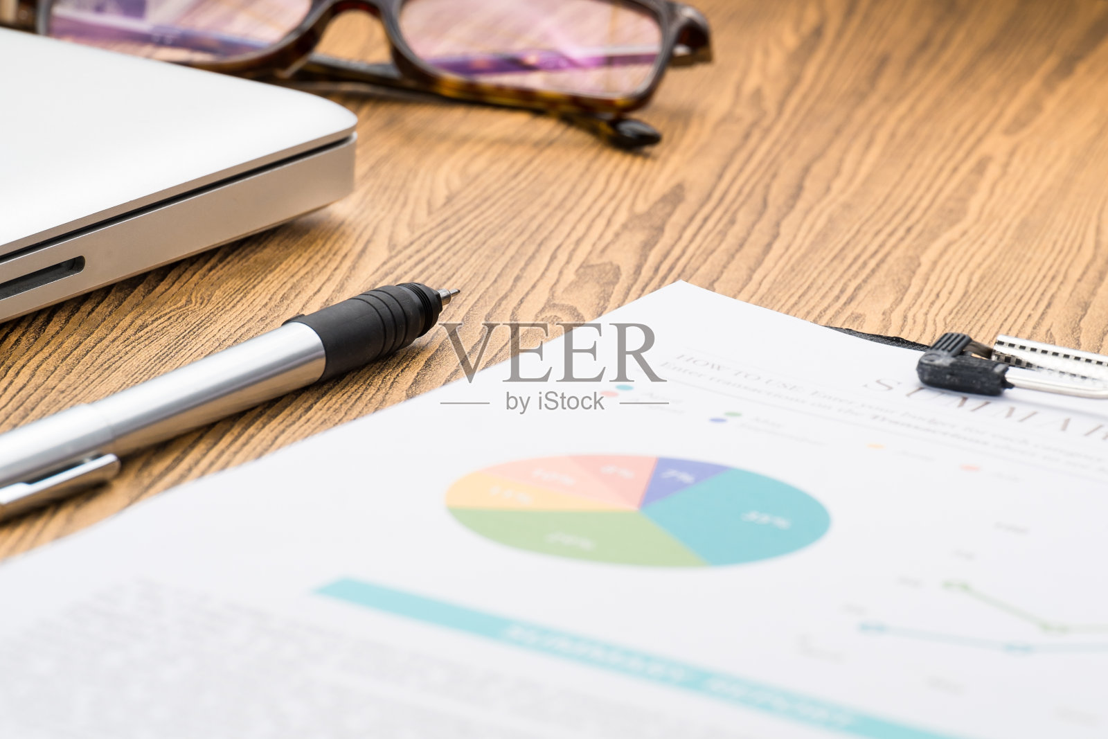 用钢笔和笔记本电脑做商业和财务报告。照片摄影图片