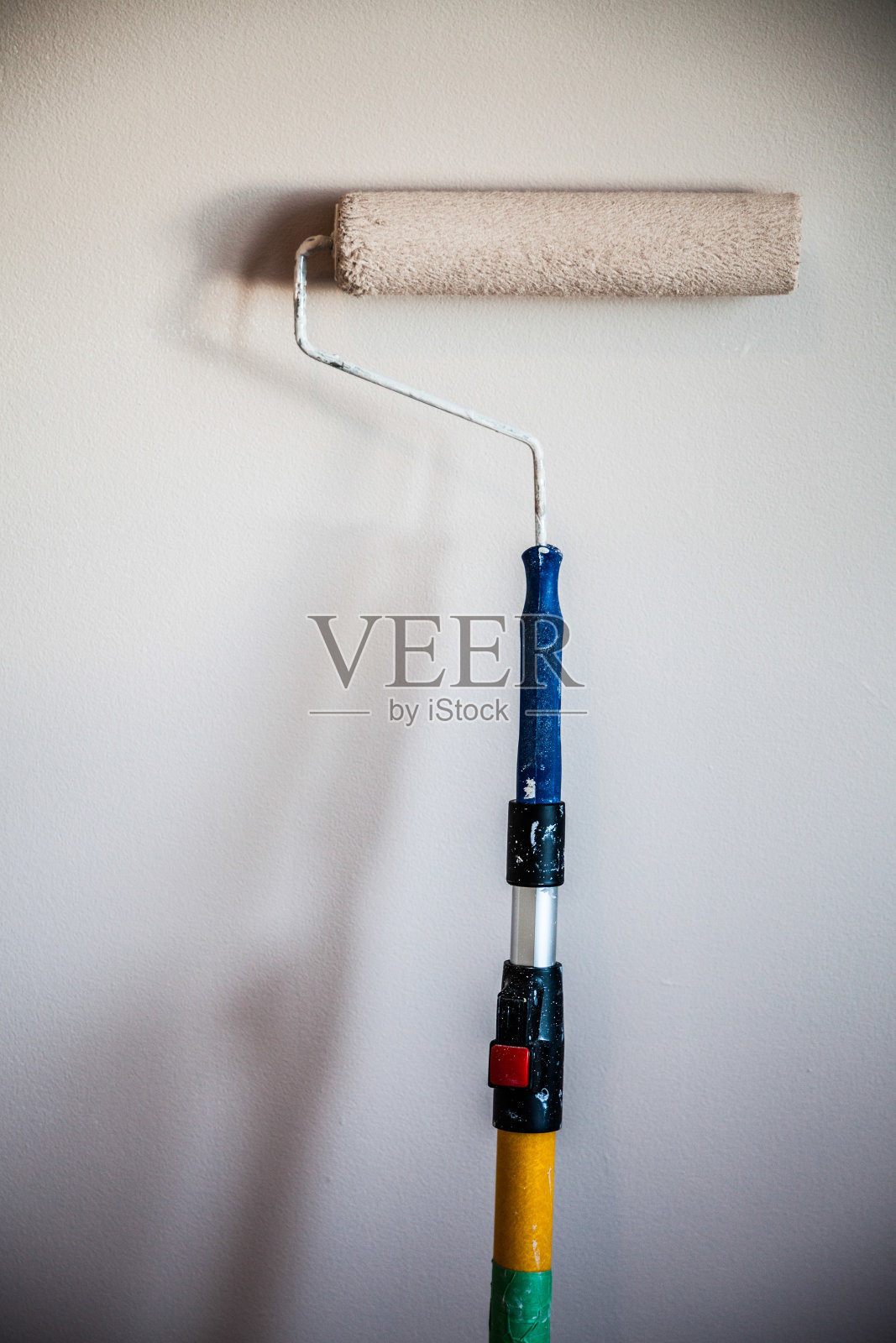 墙上的油漆滚筒照片摄影图片