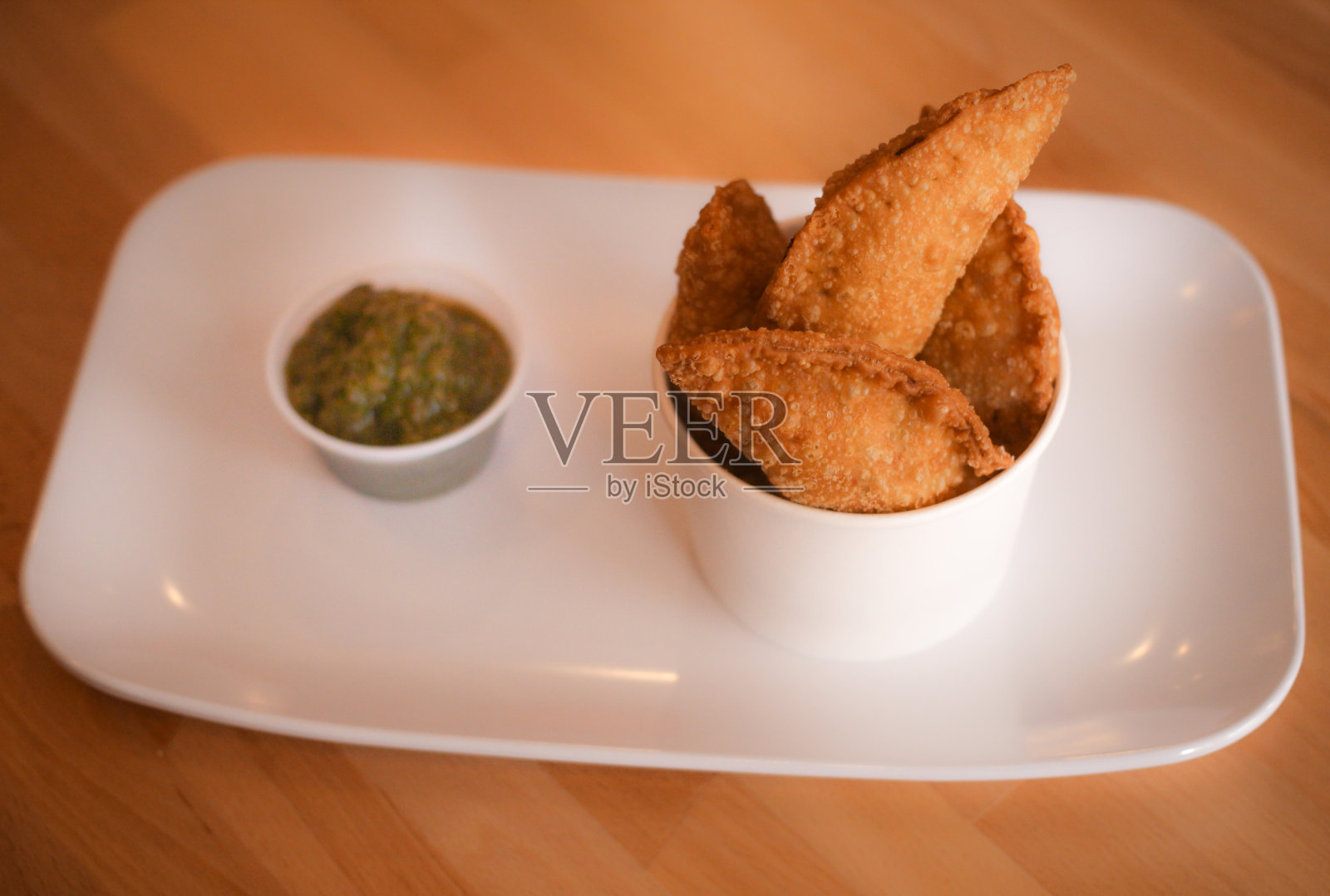 白盘子上的萨莫萨饼-糕点-印度菜照片摄影图片