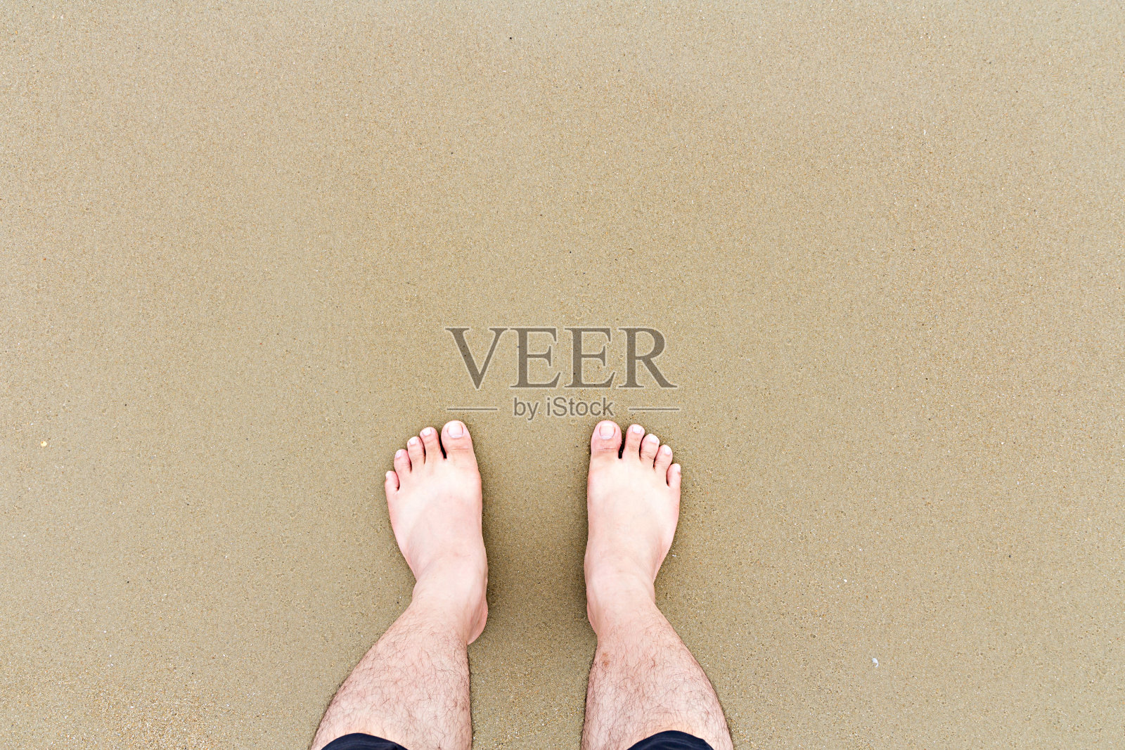 从上往下看海滩上的脚照片摄影图片